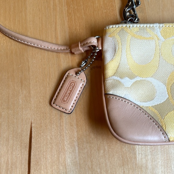🌼💛Vintage Y2K pale yellow signature coach wristlet/wallet! 💛🌼 - Picture 3 of 12